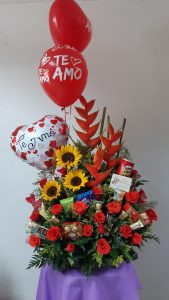 Arreglo Rosas Rojas y Variedad chocolates- Amor y Amistad